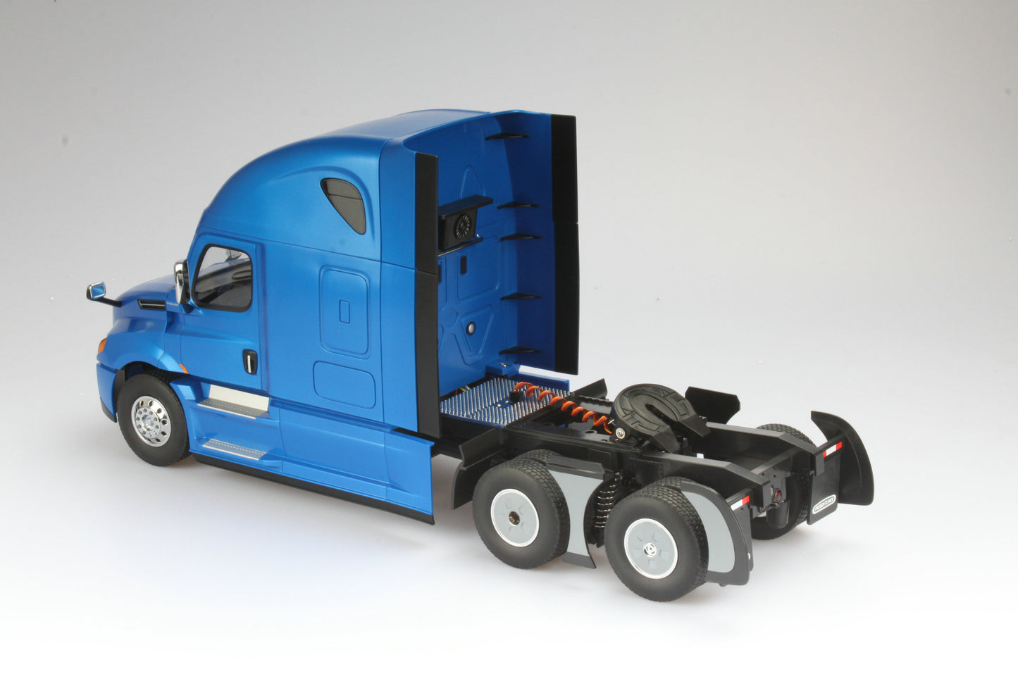Diecast Masters | 1/16th Scale Freightliner Cascadia Tractor | MPN: 27006